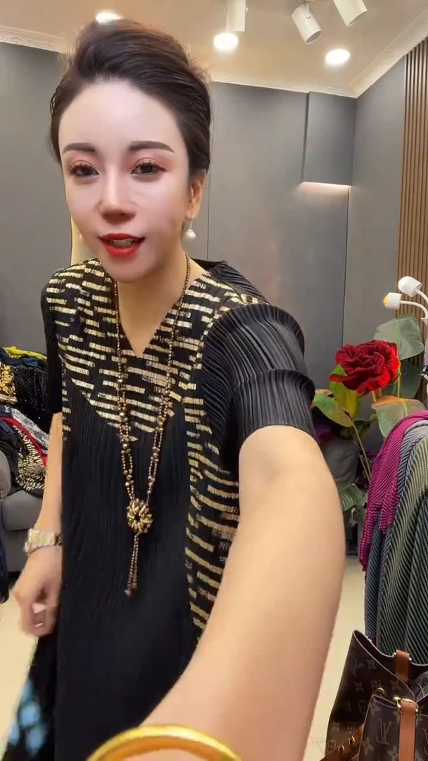 聚酯纤维（涤纶）黑色 烫金裙