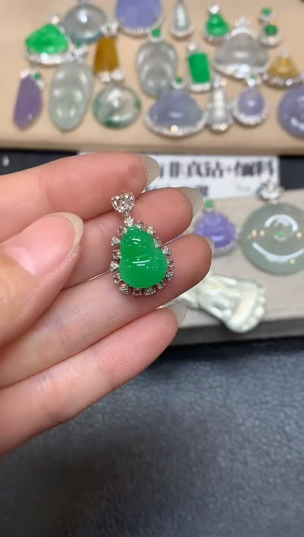 颈饰18K金镶嵌翡翠葫芦【无服务费