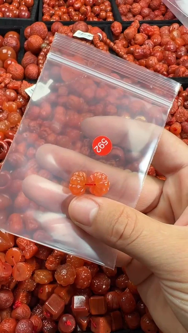 南红玛瑙未镶嵌颈饰1