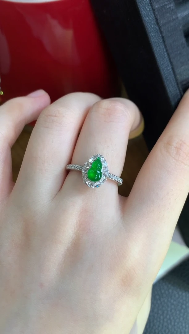 翡翠戒指18K金镶嵌绿葫芦戒指