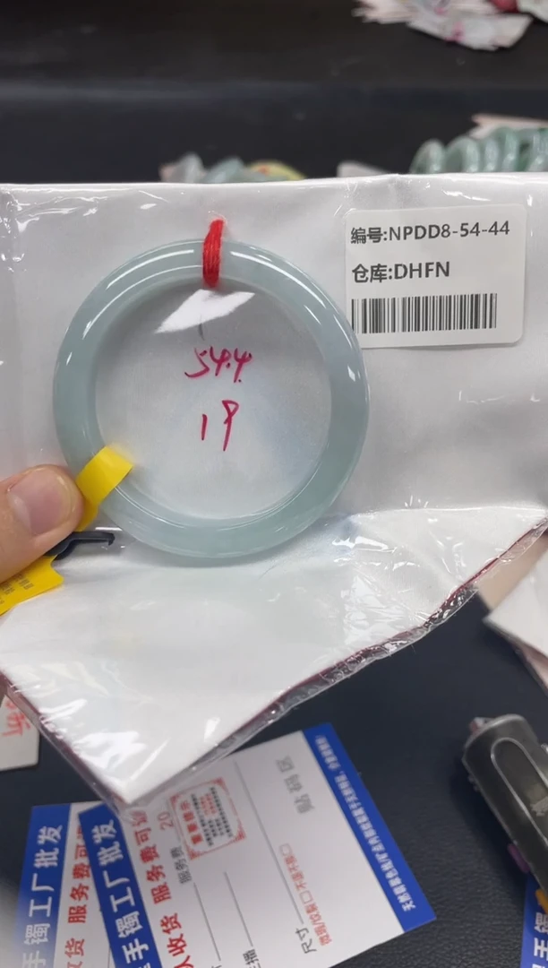 翡翠手镯未镶嵌翡翠手镯