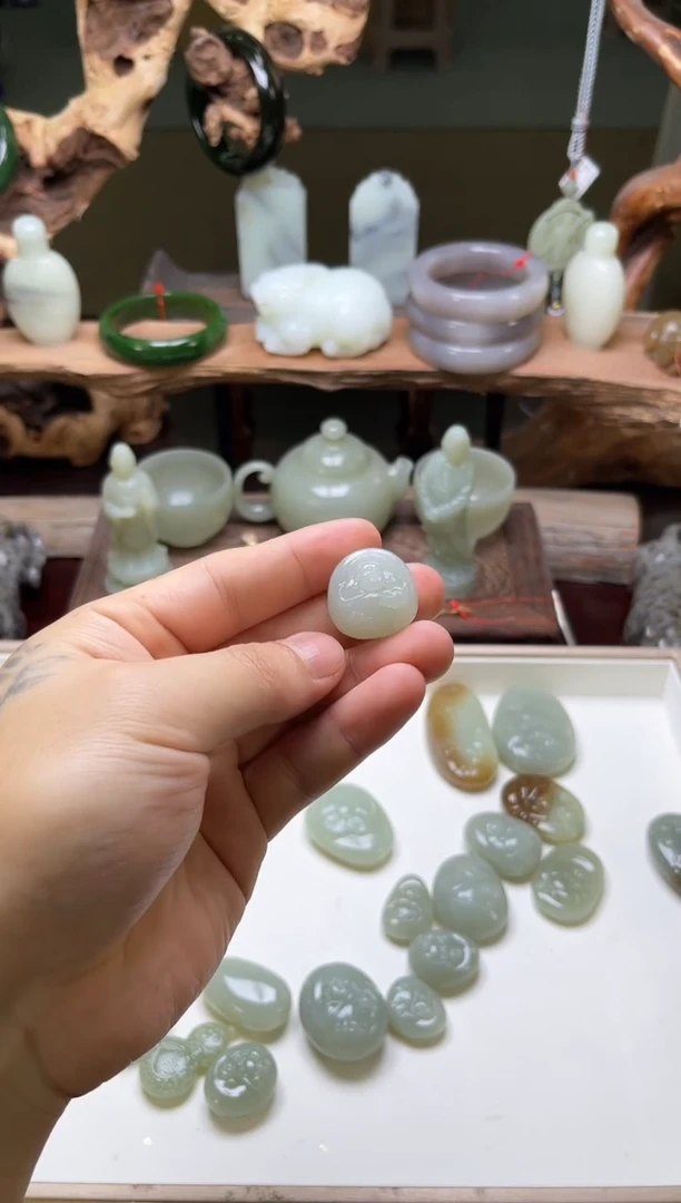 【闪购商品】和田玉吊坠未镶嵌且末青白 逍遥佛9