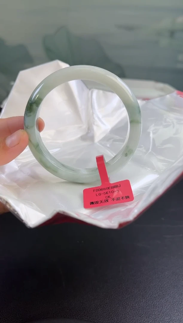 翡翠手镯未镶嵌翡翠手镯