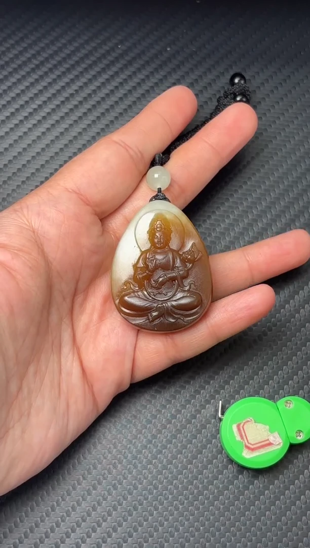 吊坠(赠链)未镶嵌和田玉若羌微色差吊坠