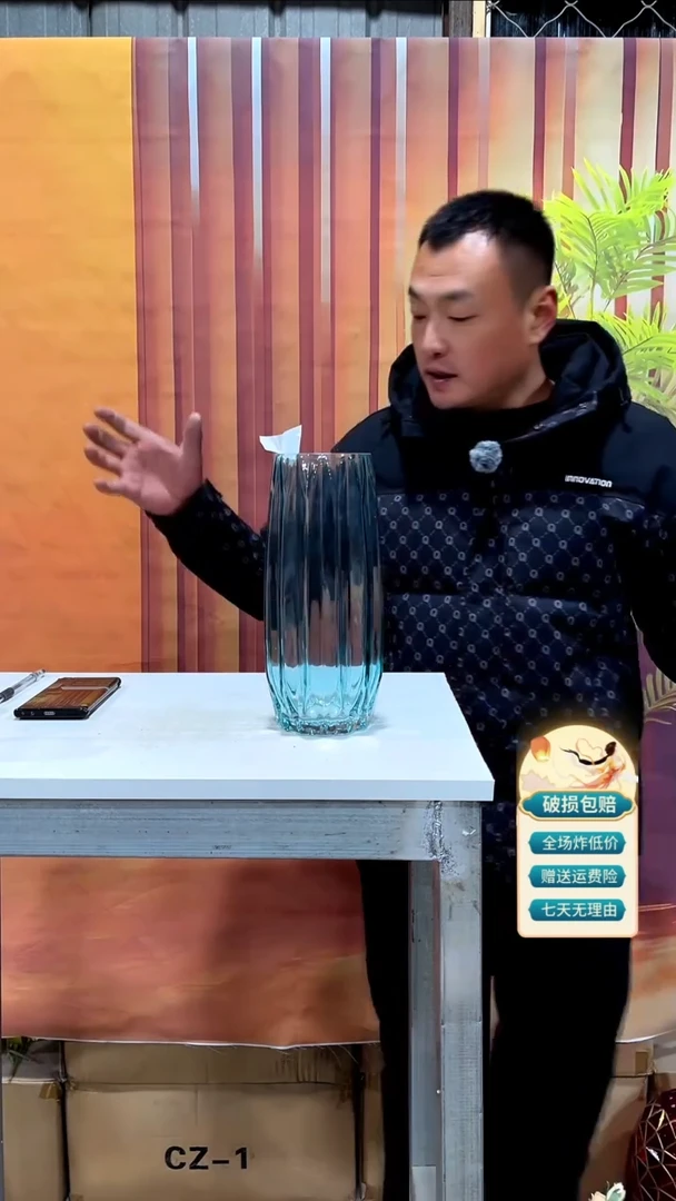 【闪购商品】玻璃118淡蓝色竖条纹花瓶