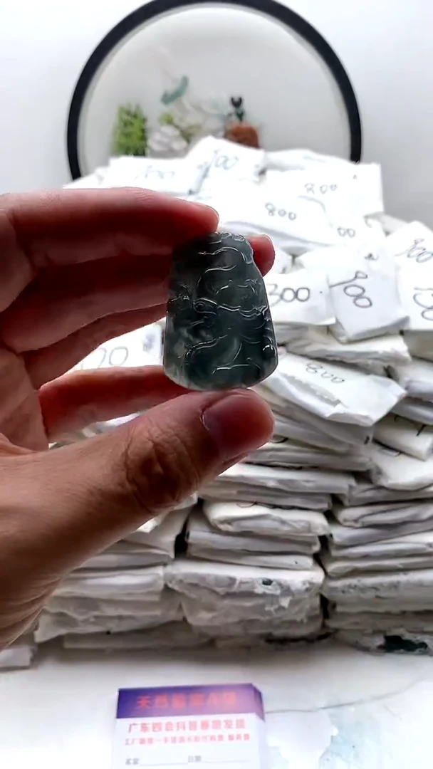 翡翠未镶嵌颈饰挂件