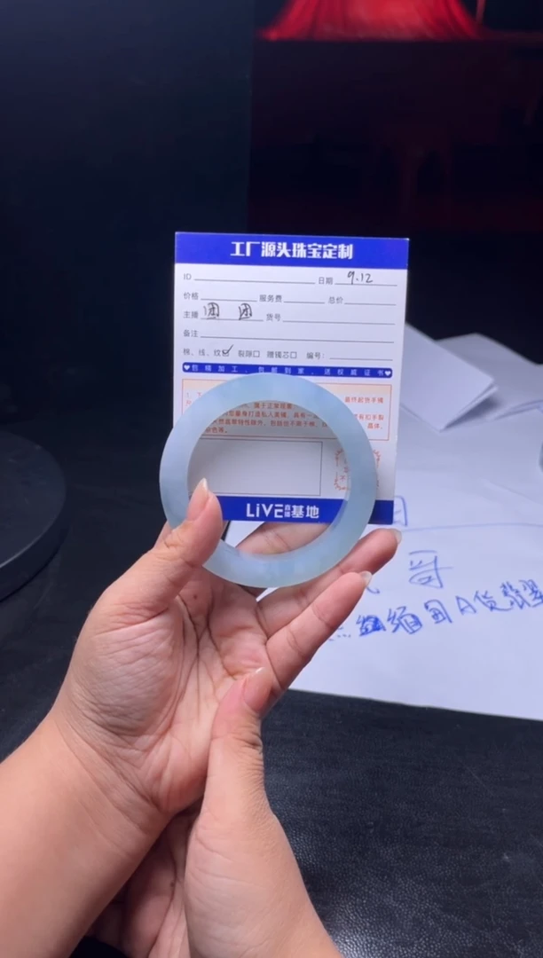 未镶嵌手镯定制翡翠澄***?定制不退不换