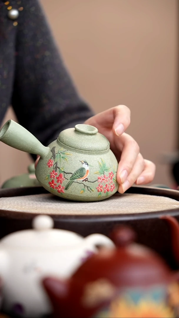 茶壶紫砂别*豆青砂巨轮侧把泥绘