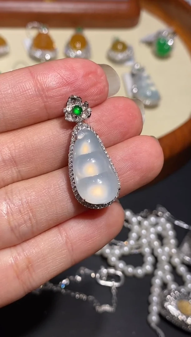 【闪购商品】翡翠吊坠(不含链)18K金镶嵌吊坠