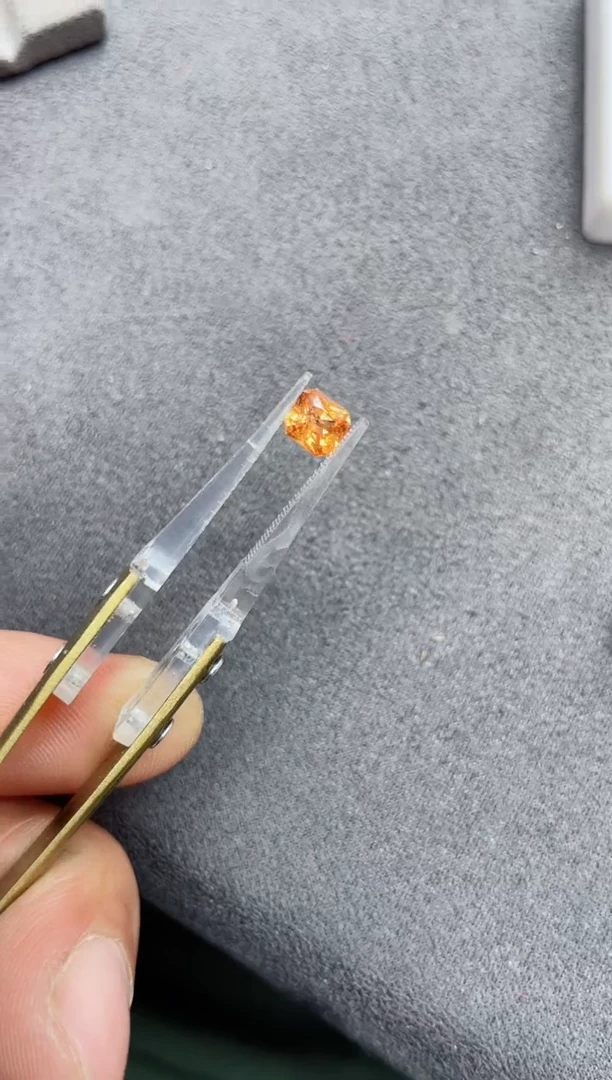未镶嵌裸石石榴石（芬达石）1.24ct