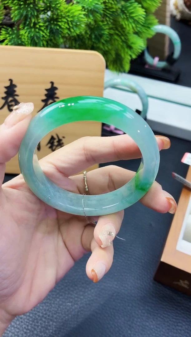 未镶嵌手镯翡翠A8,全款24W，定金2W