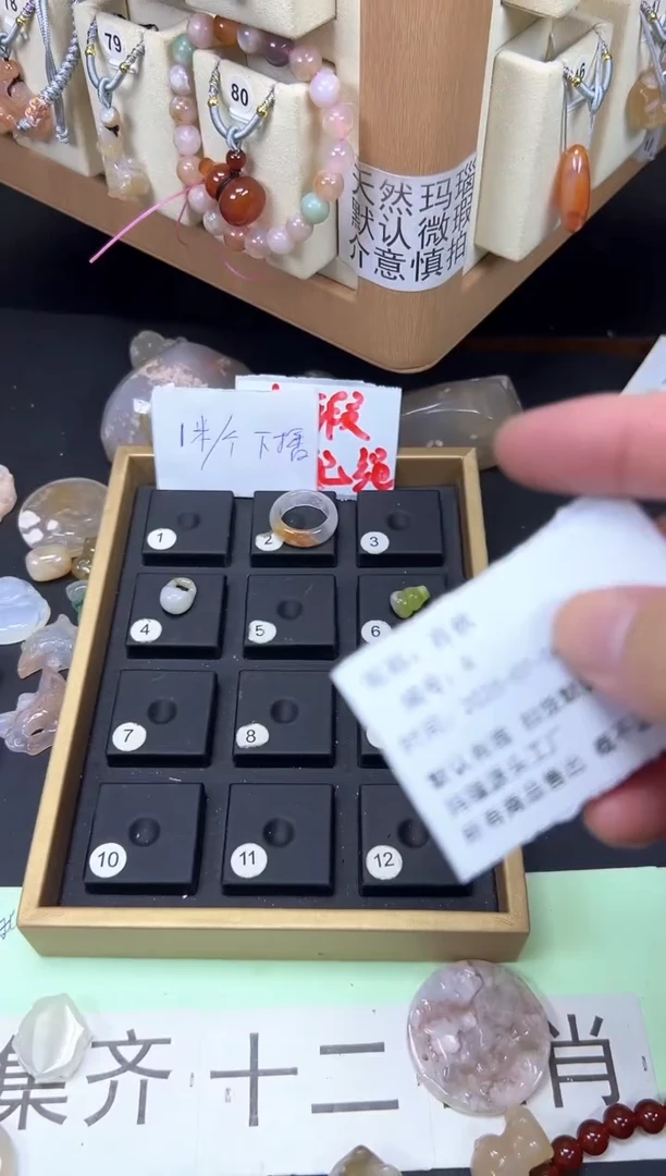 石英质玉未镶嵌颈饰小件