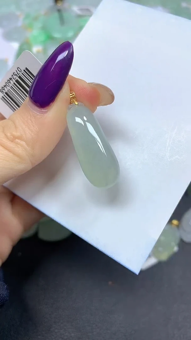 颈饰18K金镶嵌翡翠