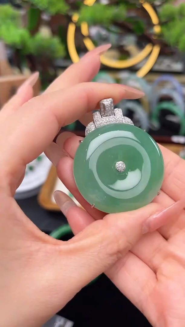 颈饰18K金镶嵌翡翠吊坠