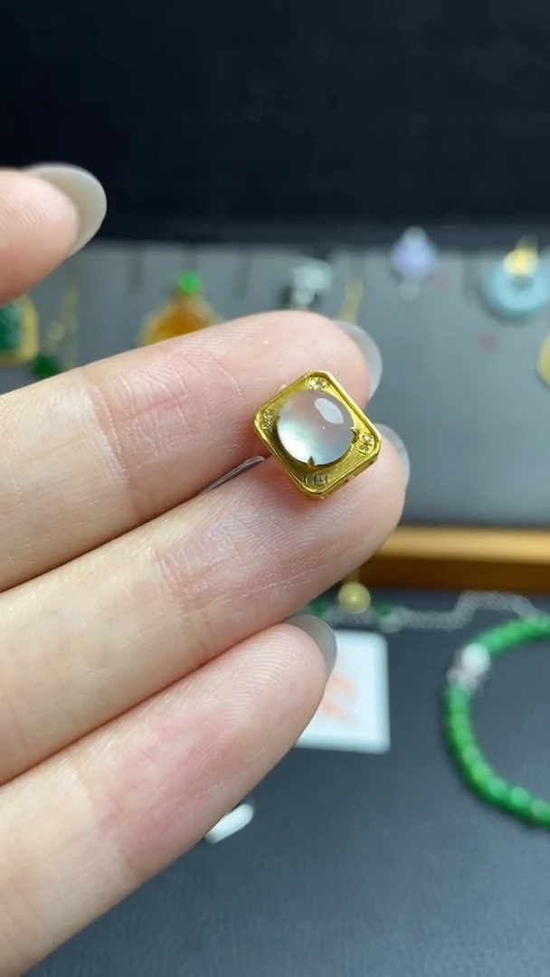 翡翠18K金镶嵌颈饰吊坠