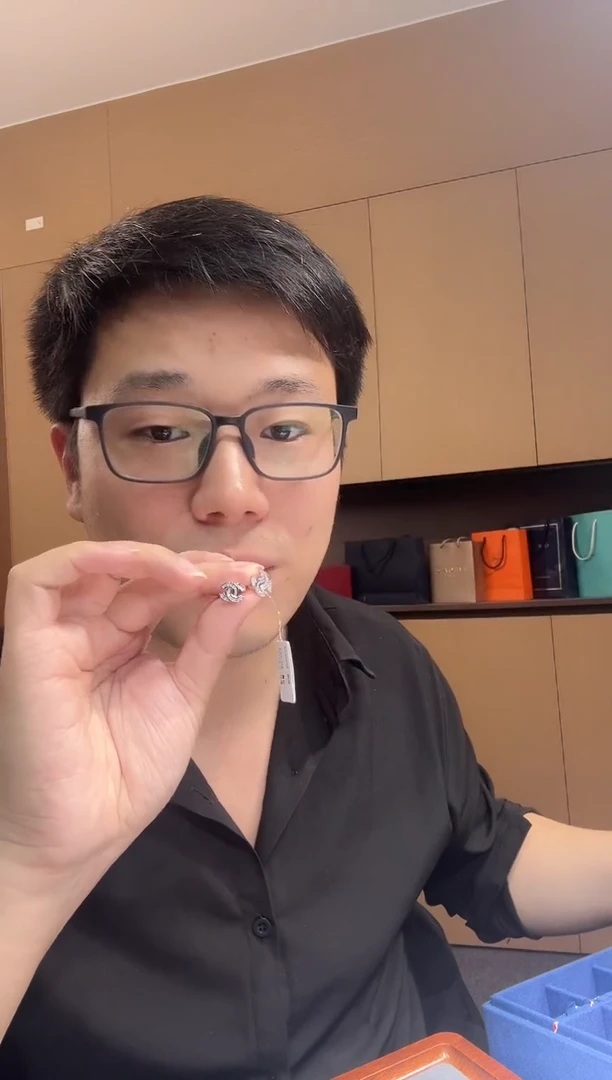 【闪购商品】钻石耳钉18K金镶嵌40分小号cc耳钉TG