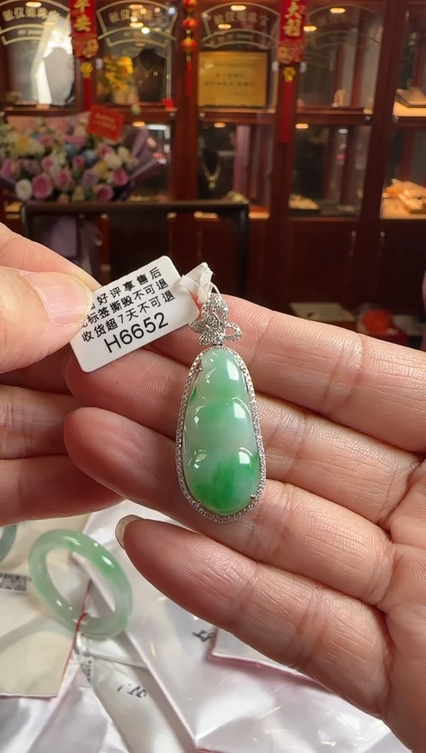 颈饰18K金镶嵌翡翠H6652富贵豆