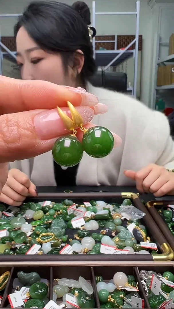 颈饰18K金镶嵌和田玉（多样性发货.发其一)12.13.26