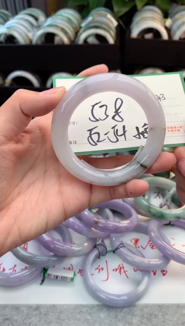 未镶嵌定制翡翠毛货需精细抛光+多人