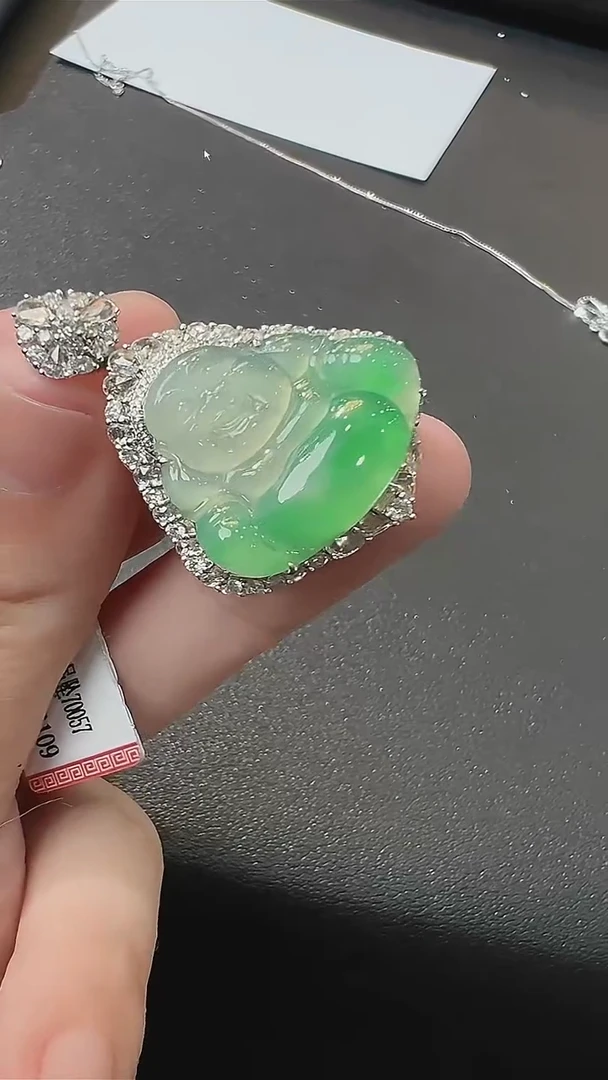 颈饰18K金镶嵌翡翠天然A货翡翠