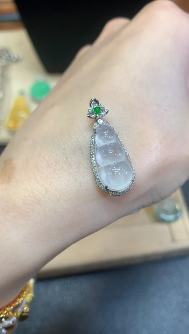 翡翠18K金镶嵌颈饰福豆【无服务费】