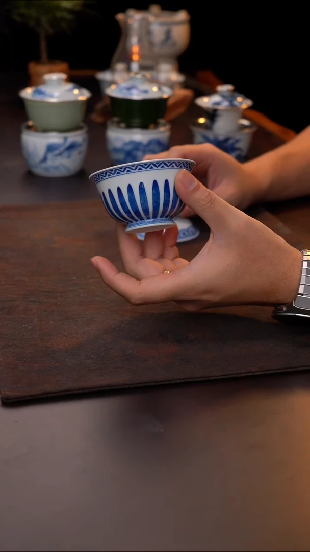 景德镇手绘宝相盖碗