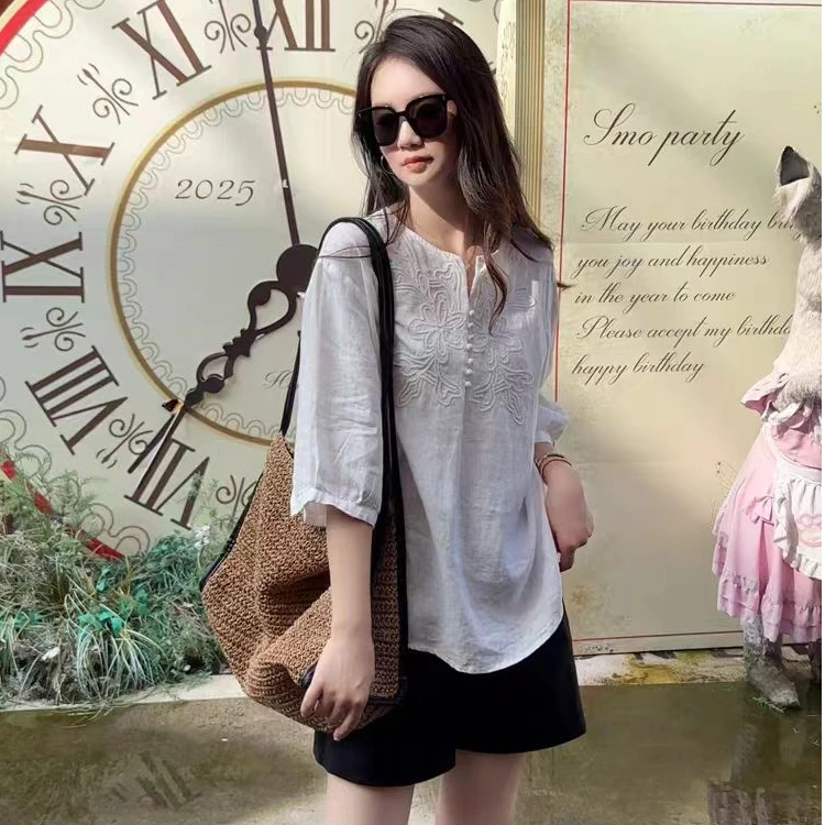 简约随性亚麻感V领精致刺绣花朵衬衣显瘦透气清爽慵懒舒适衬衫