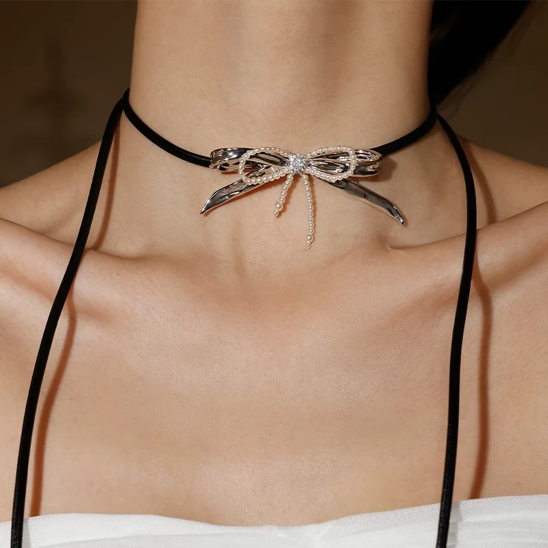 铜合金皮质项链 轻奢蝴蝶结珠珠皮绳项链女长款choker颈链锁骨链