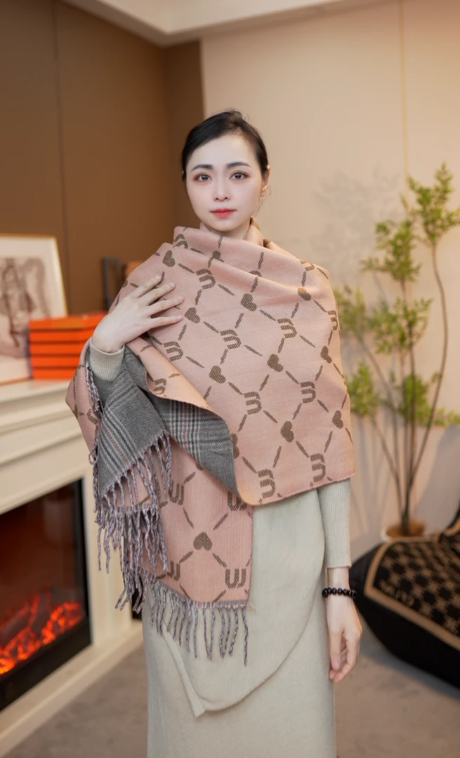 粉色字母M女秋冬长款加厚保暖围脖空调房时尚百搭流苏双面披肩