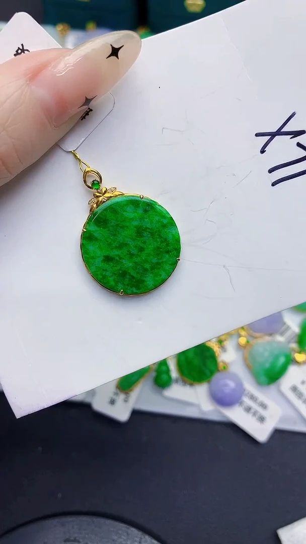 颈饰18K金镶嵌翡翠缅甸天然翡翠A货