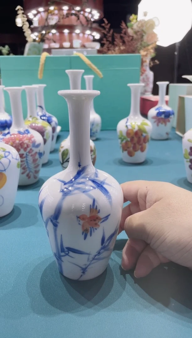 景德镇高温手绘釉下手绘小花瓶