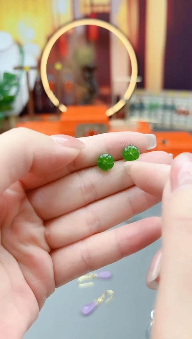 银S925镶嵌石英质玉（非洲翠）耳钉非洲翠耳钉