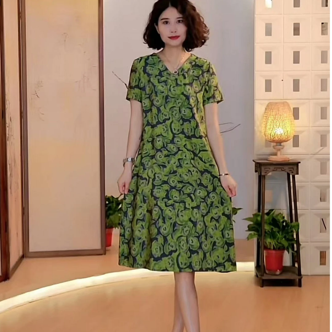 绿色玫瑰印花连衣裙