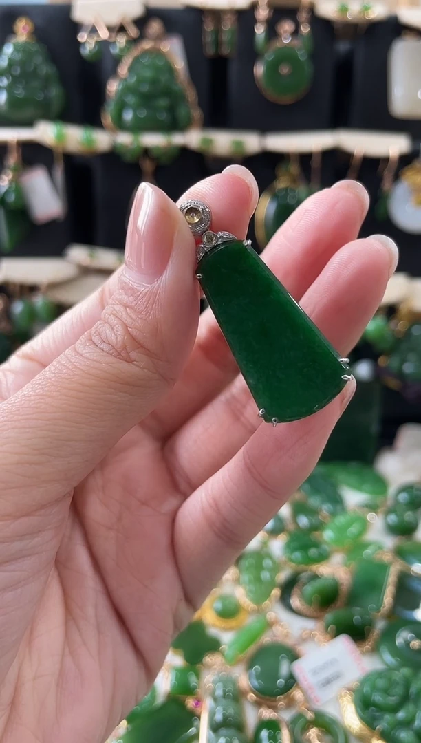 颈饰18K金镶嵌翡翠余*鱼无事牌