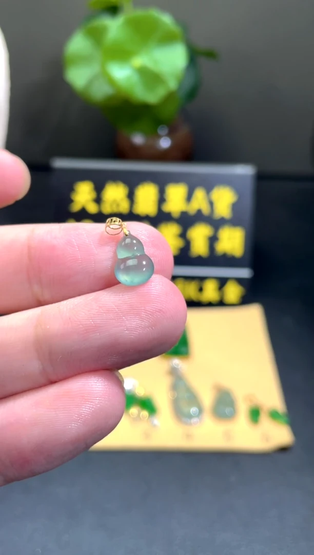 颈饰18K金镶嵌翡翠翡翠A货