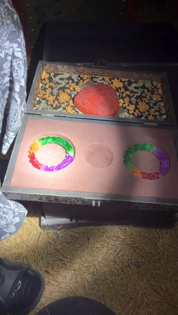 四色麻花镯一只........