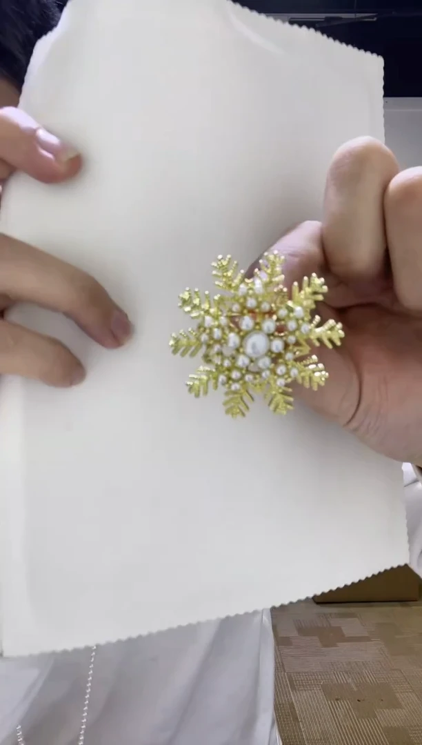 合金胸饰淡水珍珠雪花胸针