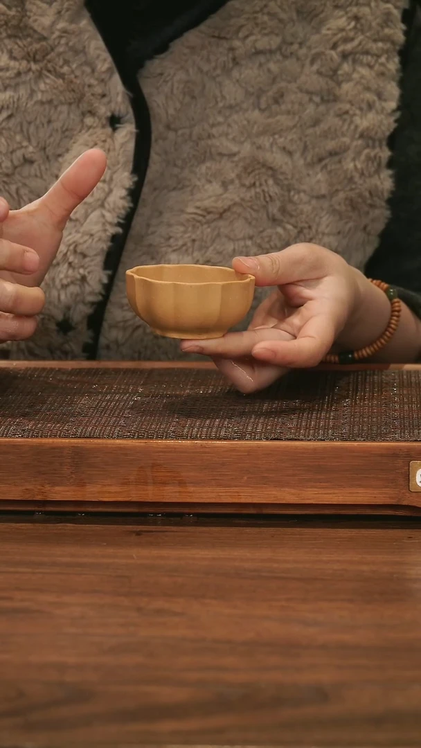 【闪购商品】紫砂茶杯 黄金段泥 葵口主人杯