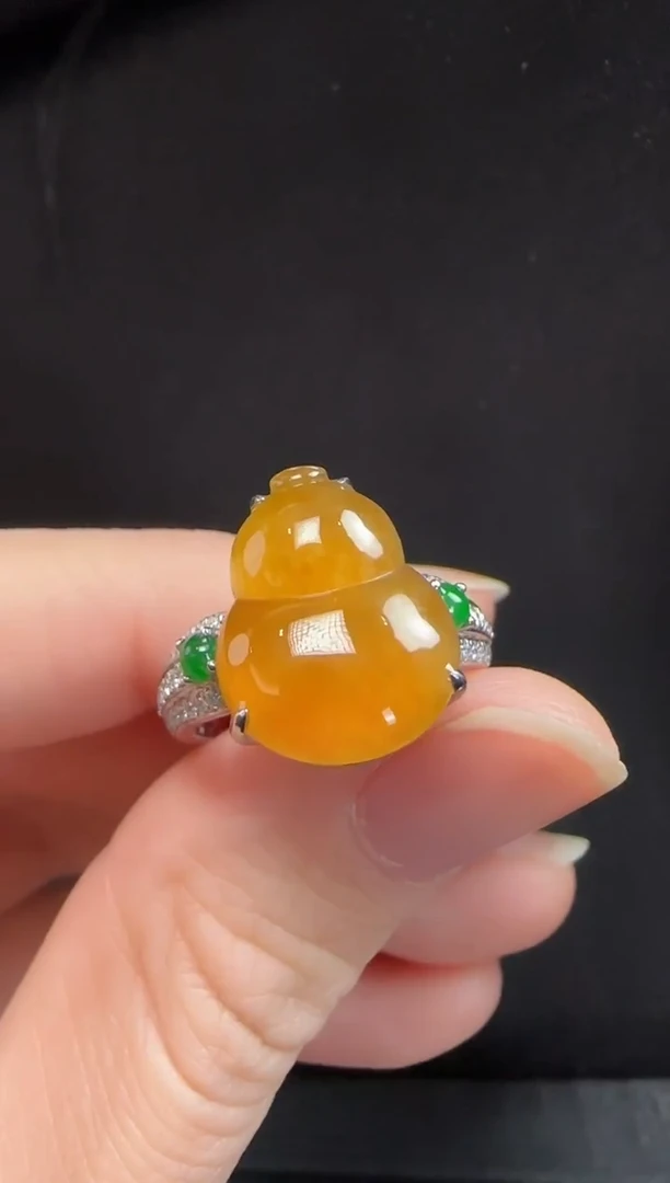 18K金镶嵌戒指翡翠632葫芦一只