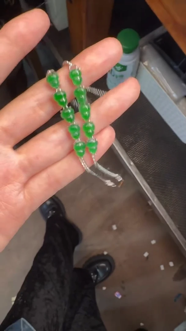 未镶嵌定制翡翠翡翠A货有轻微色差属于正常现象，手链多样性发货1