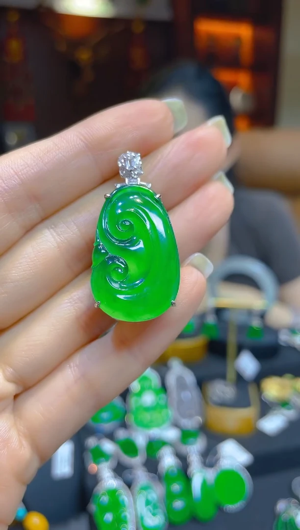 翡翠18K金镶嵌颈饰天然A货翡翠如意吊坠/137734