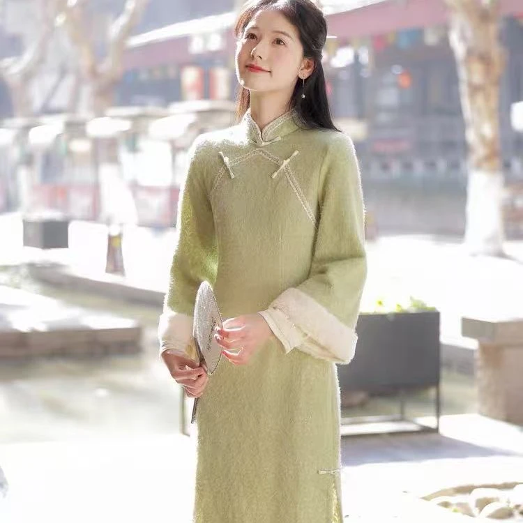 1668  浅绿色  【清风】美玲襟 双袖 刺绣 加绒 旗袍