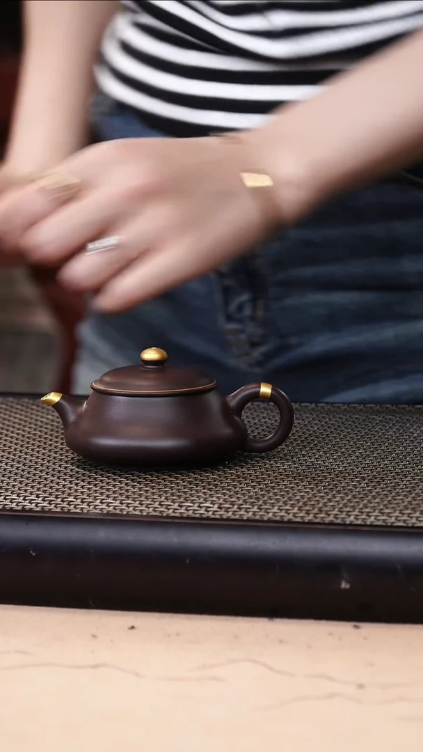 茶壶紫砂四号井茄皮紫泥描金明炉100cc