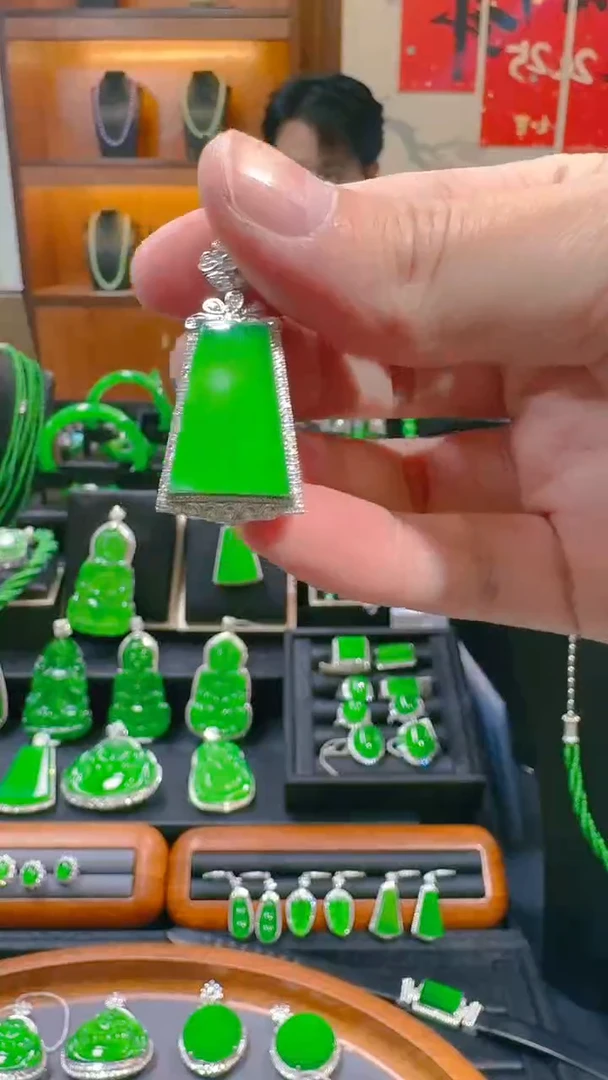 【闪购商品】翡翠吊坠(赠链)18K金镶嵌天然A货翡翠