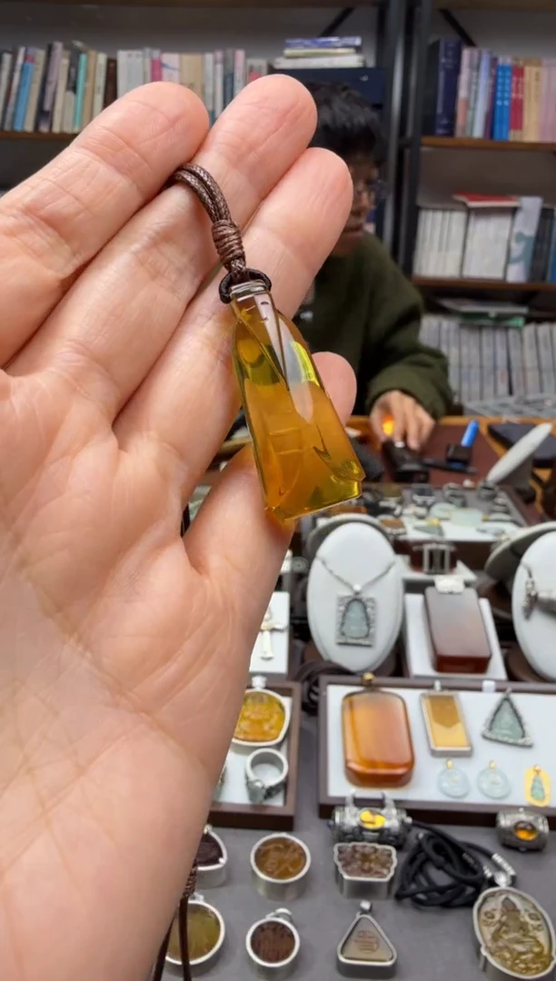 琥珀颈饰未镶嵌翁仲