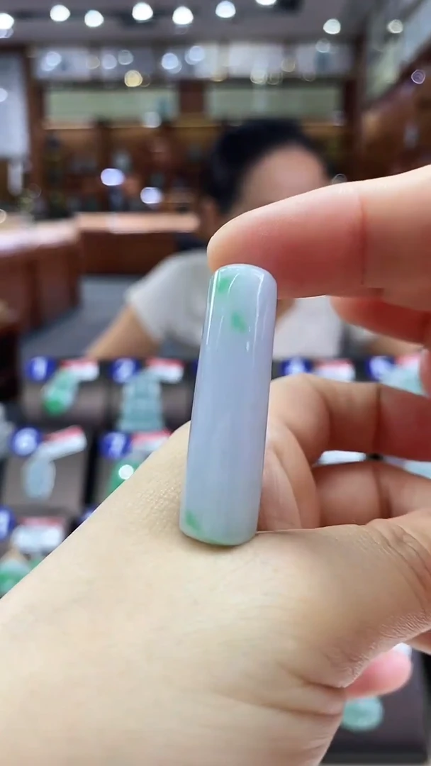 翡翠未镶嵌颈饰圆柱