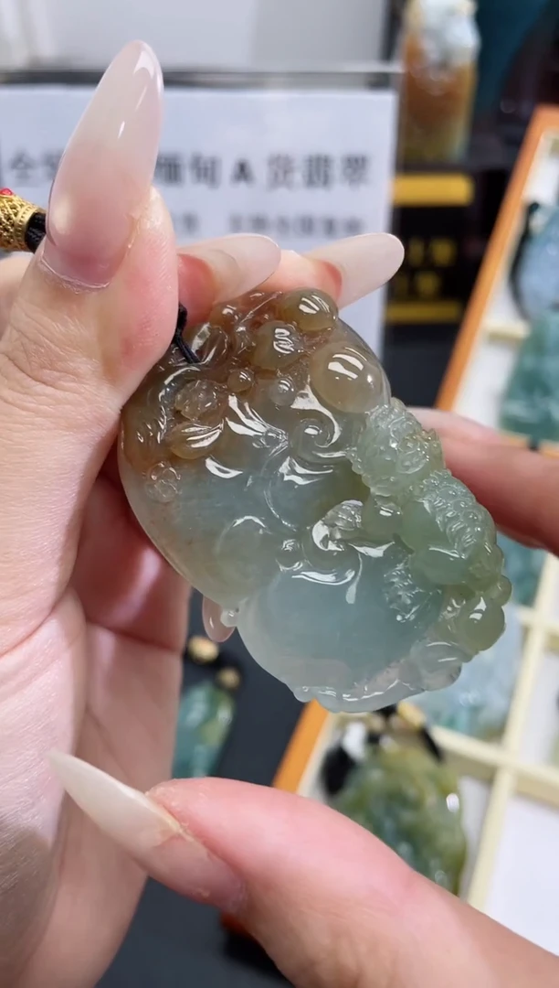 翡翠未镶嵌颈饰如意