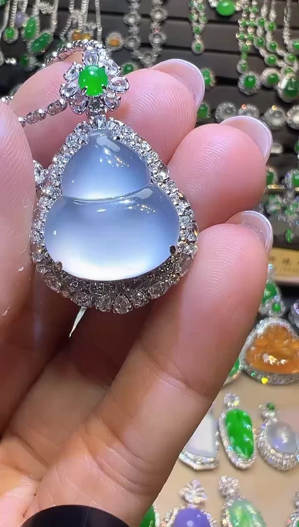 颈饰18K金镶嵌翡翠葫芦