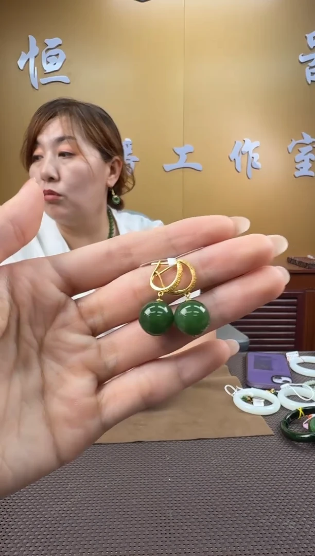 颈饰18K金镶嵌和田玉耳饰一对