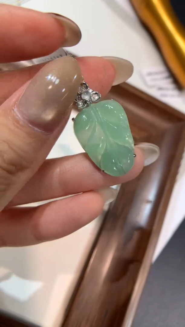颈饰18K金镶嵌翡翠叶子
